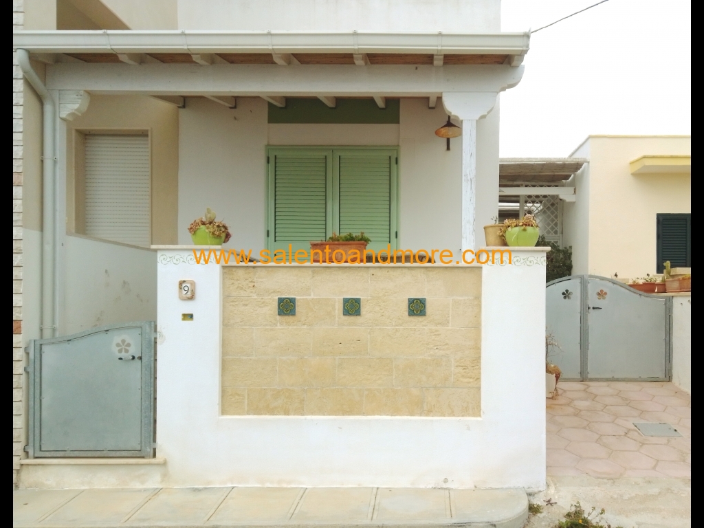 Doppio ingresso dal piano strada.