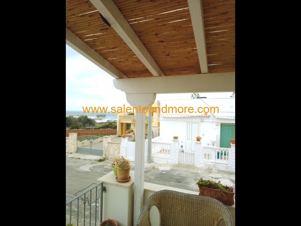 Terrazino d'ingresso con vista mare.