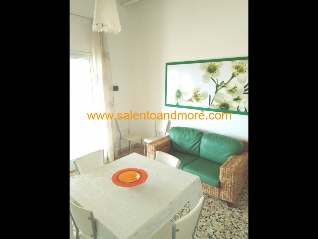 Tavolo e sedie per i vostri pranzi e cene e comodo divanetto.