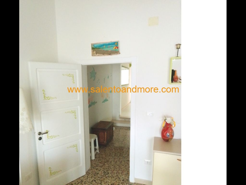 Dalla cucina al corridoio.