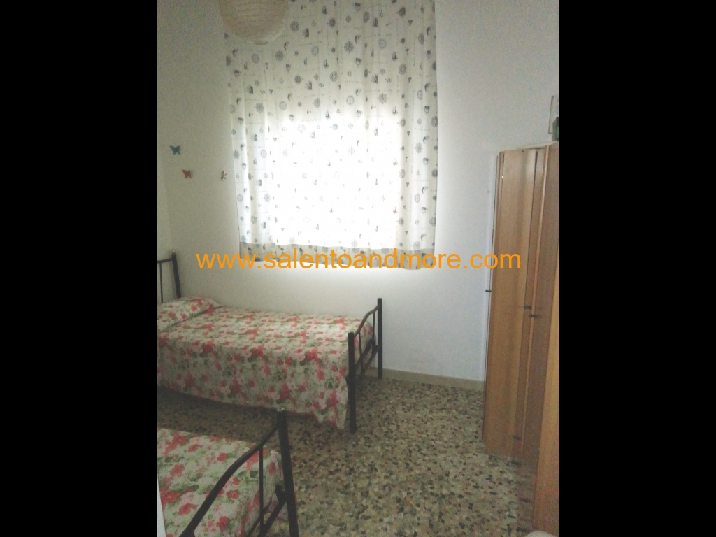 La cameretta si affaccia sulla veranda esterna.