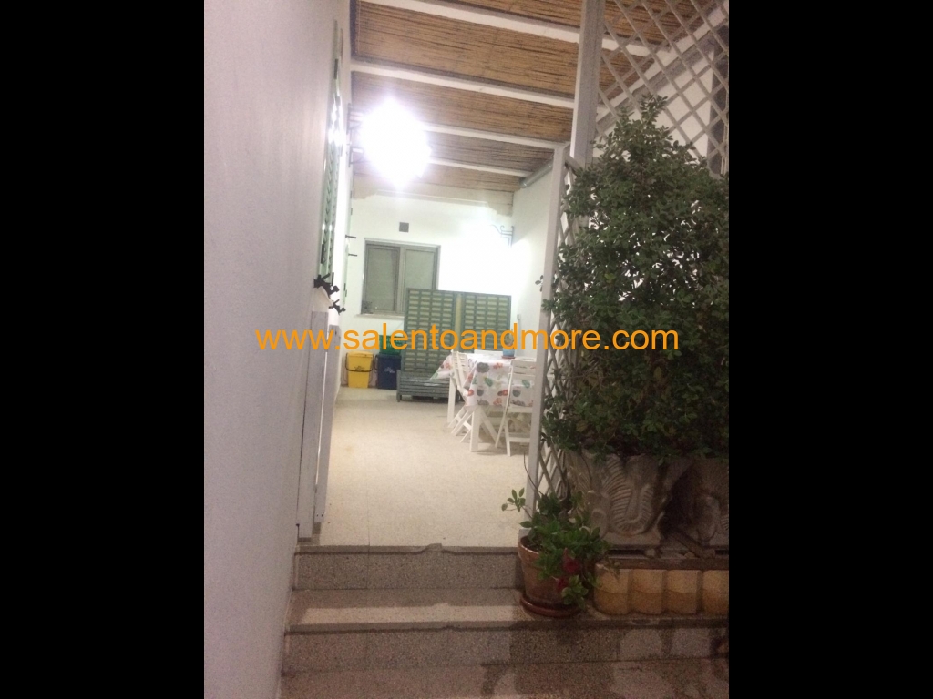 Secondo ingresso della casa dal quale si accede in veranda.