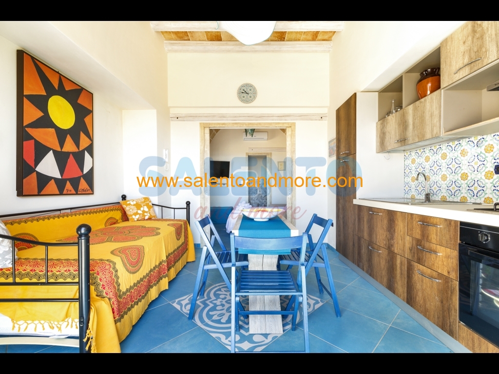 Cucina con divano letto.