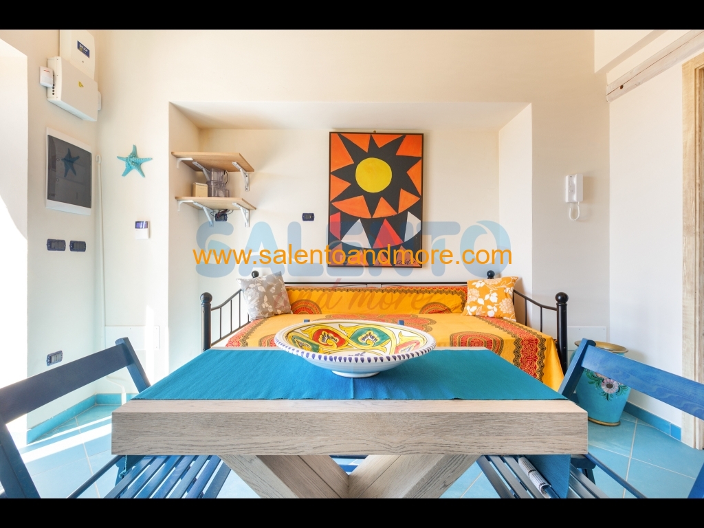 Tavolo con sedie apribile.