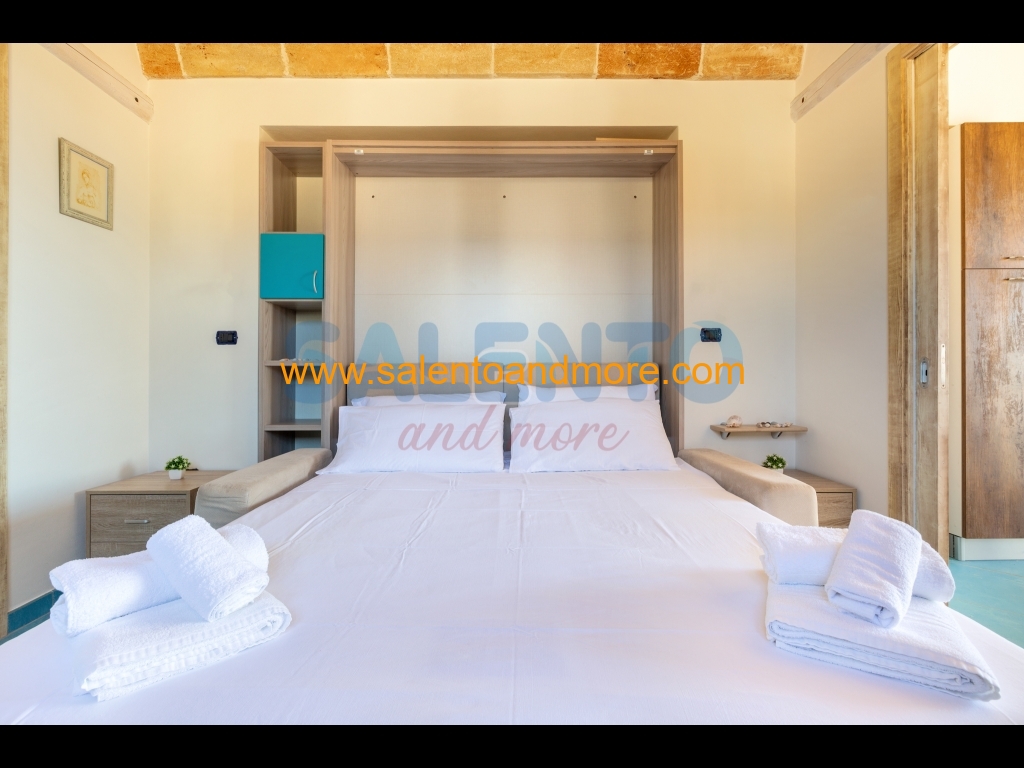 Camera da letto con letto a scomparsa.