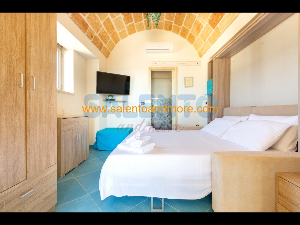 Armadio, comodini e pouf.