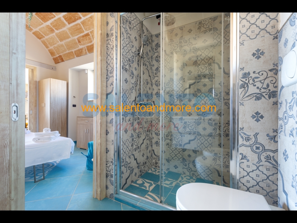 Ampia doccia con box in cristallo.