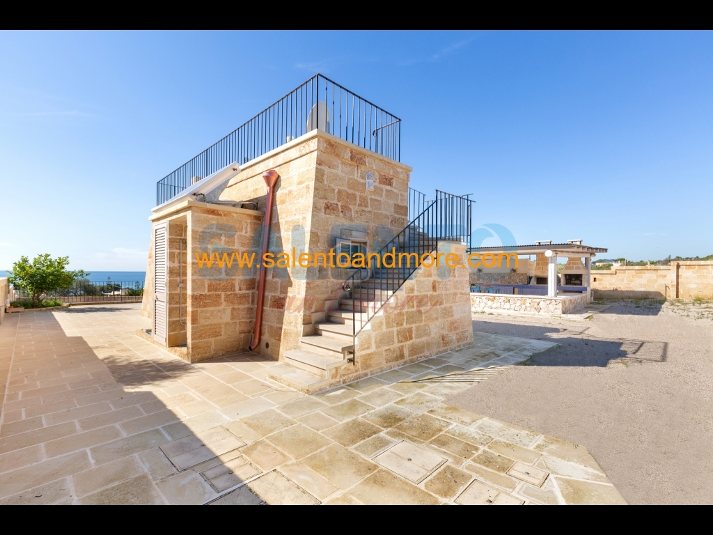 Doccia esterna e scala per salire in terrazza.